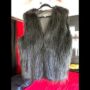 🖤”NWOT”🖤 BLACK FAUX FUR VEST . . .